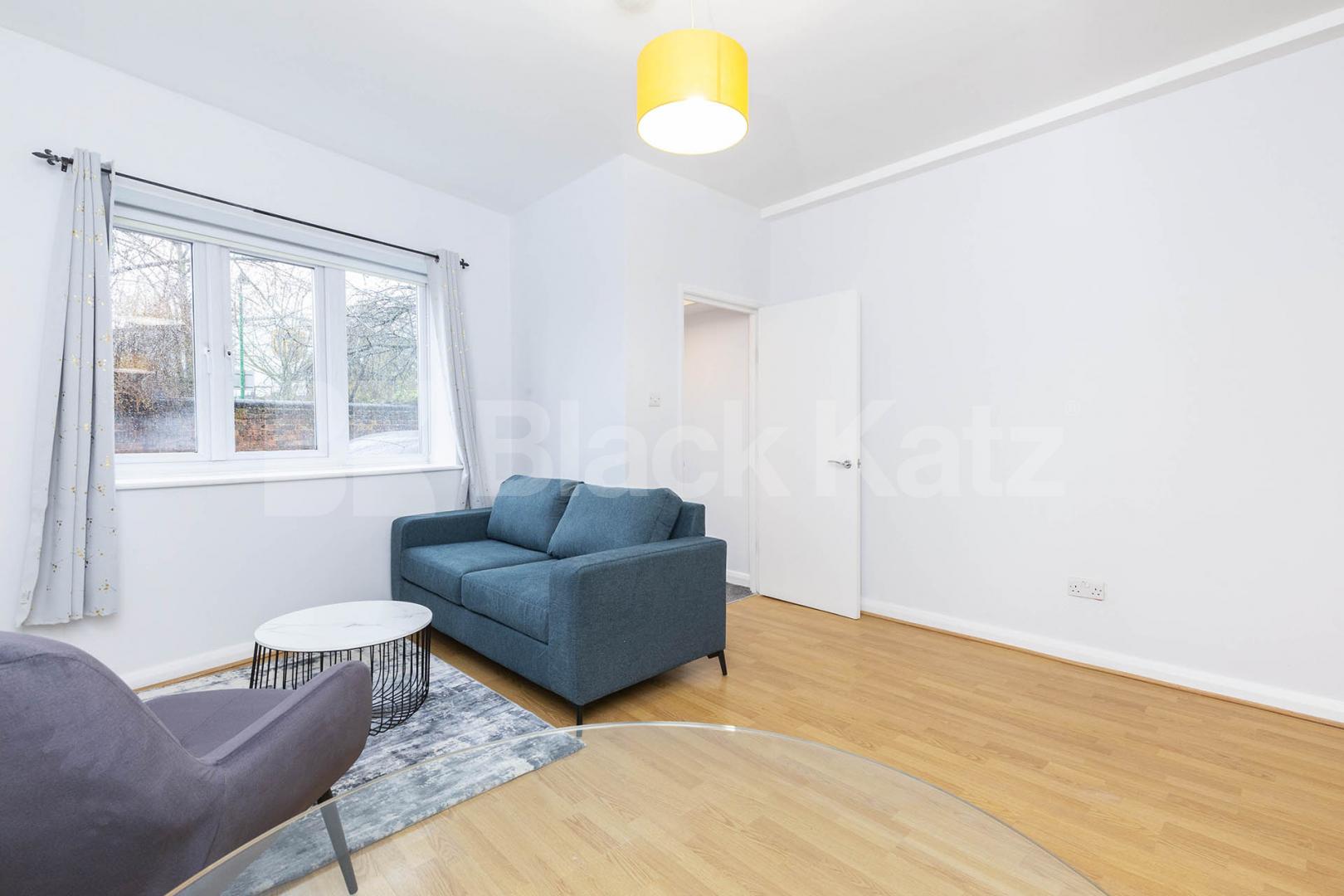 Newly refurbished one bed with a study room mins to tube and shops  York Mews, Kentish Town